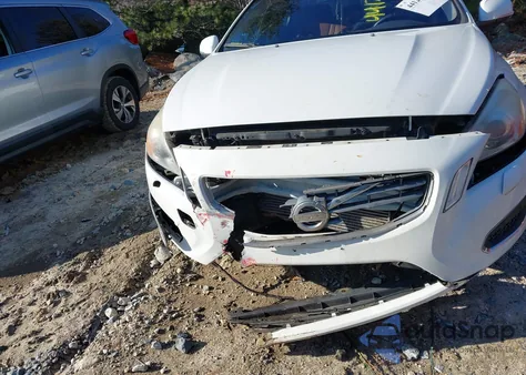 2013 Volvo S60 T5 Platinum z USA, uszkodzony, nr VIN YV1612FS9D2206014